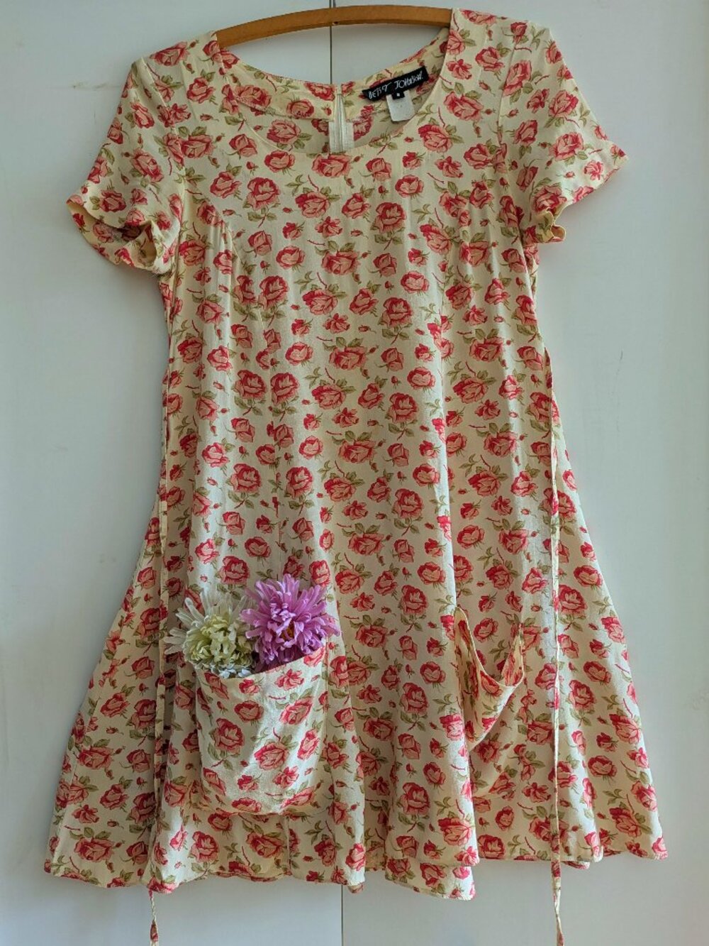 Betsey Johnson Sz 8 vintage Rayon Floral Dress  beige Rose Print w/ Pockets